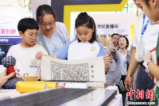 2024上海书展吸引爱书人士共赴书香之约  第8张