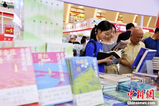 2024上海书展吸引爱书人士共赴书香之约  第6张