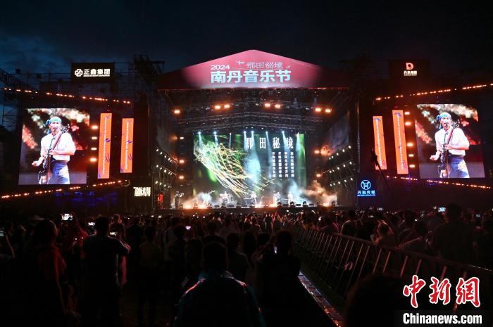 广西小县城举办音乐节:乐队齐聚唱响文艺之音 第2张 广西小县城举办音乐节:乐队齐聚唱响文艺之音 第2张